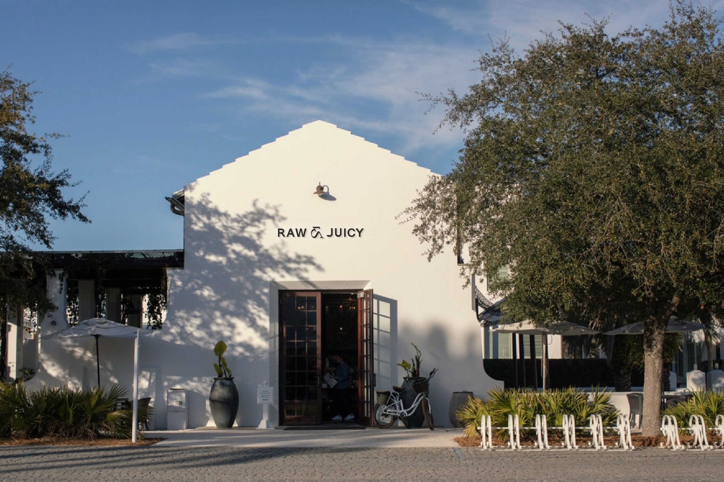 Outdoor courtyard seating at Raw and Juicy in Alys Beach