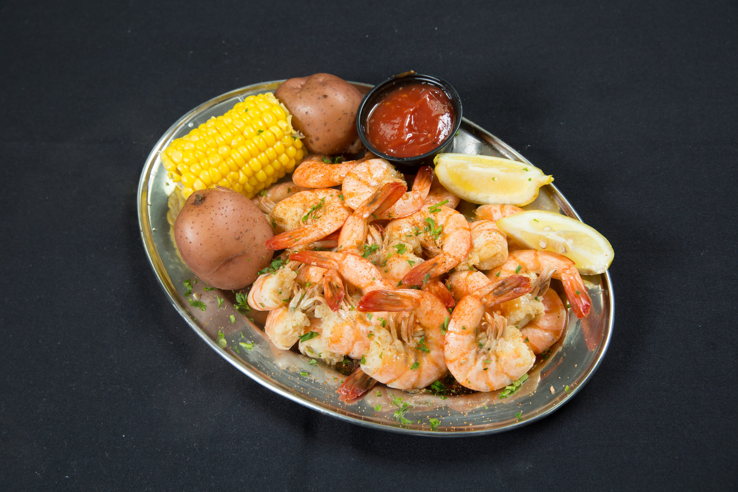 Seafood and drinks served dockside at Hammerhead's Bar and Grille in Baytowne Wharf