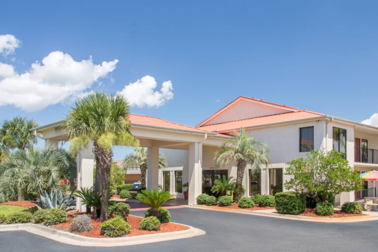 Days Inn & Suites by Wyndham Navarre Near Beaches/Hurlburt
